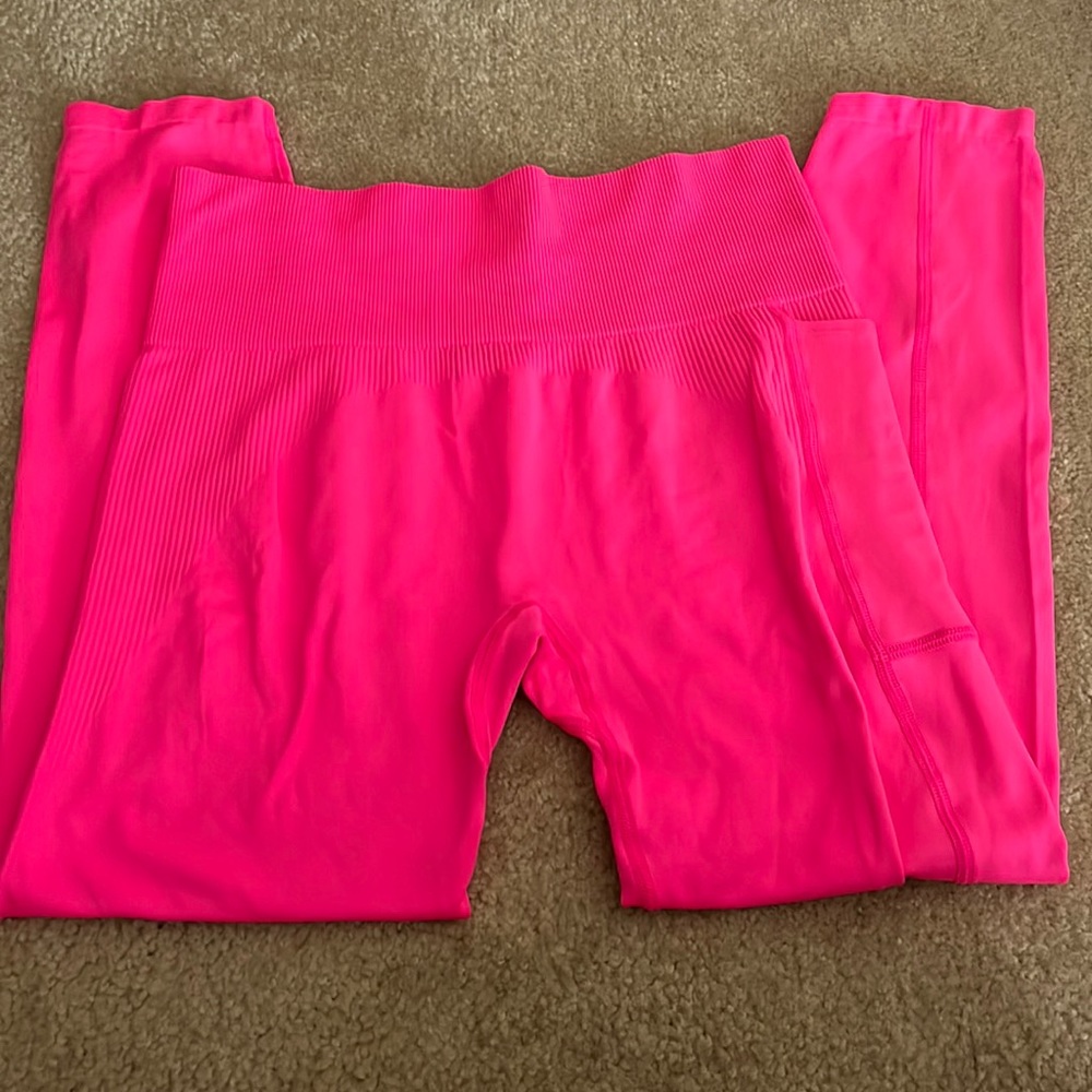 PINK leggings never been worn.